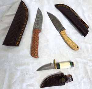 lot 566 image: NEW genuine Damascus steel blade knives with leather sheaths (Bid is times the quantity of 3)