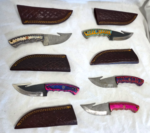 lot 572 image: NEW genuine Damascus steel blade Gut hook knives with leather sheaths (Bid is times the quantity of 5)