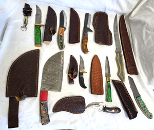lot 573 image: NEW genuine Damascus steel blade knives with leather sheaths (Bid is times the quantity of 10)