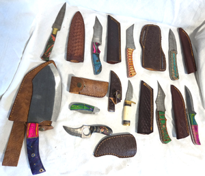 lot 579 image: NEW genuine Damascus steel blade knives with leather sheaths (Bid is times the quantity of 10)