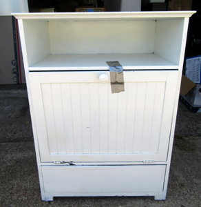 lot 593 image: White storage cabinet