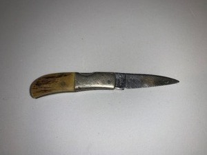 lot 8 image: VINTAGE CHICK MINIATURE FOLDING POCKET KNIFE  STAGBONE-STYLE HANDLE