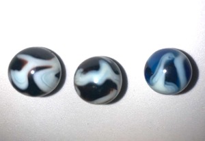 lot 14 image: LOT OF 3 VINTAGE SWIRL MARBLES  BLACK, WHITE & BLUE