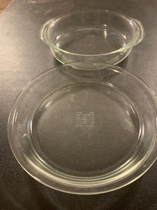 lot 111 image: VINTAGE PYREX CLEAR GLASS PIE PLATE & CASSEROLE  BAKING DISH  2 PIECE LOT