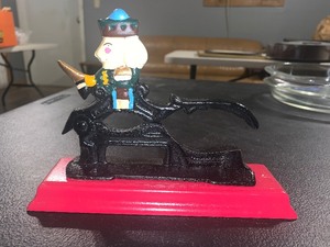 lot 112 image: VINTAGE CAST IRON NUTCRACKER  NUTCRACKER SOLDIER FIGURE  RED BASE