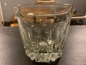 lot 117 image: VINTAGE HEAVY PRESSED  CUT-STYLE GLASS ICE BUCKET  STARBURST BASE  SCALLOPED DESIGN