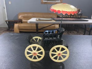 lot 118 image: VINTAGE McCOY POTTERY HORSE-DRAWN CARRIAGE PLANTER WITH PARASOL  MARKED USA