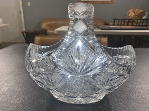 lot 119 image: VINTAGE VERY HEAVY CUT CRYSTAL GLASS BASKET  DEEP-CUT STARBURST & DIAMOND PATTERN