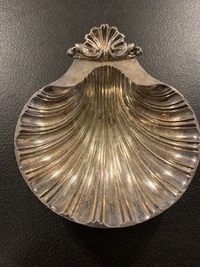 lot 159 image: VINTAGE SHELL-SHAPED SILVERPLATE DISH  SHEFFIELD ENGLAND DESIGN REPRODUCTION  MADE IN USA