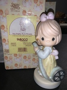 lot 265 image: 1999 PRECIOUS MOMENTS YOU OUGHTA BE IN PICTURES FIGURINE  ENESCO #490327  ORIGINAL BOX