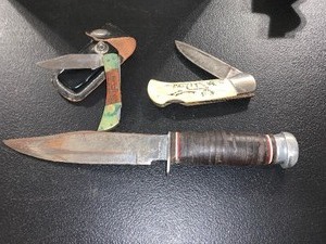 lot 271 image: VINTAGE KNIFE LOT  ORIGINAL BOWIE KNIFE MARKED JAPAN  2 FOLDING POCKET KNIVES  3 PIECES