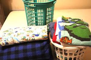 lot 49 image: Misc Blankets, Beach and other towels and linens plus baskets all in clean condition. (MBR)