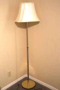 lot 53 image: Floor Lamp in working condition - 56T, (MBR)