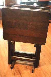lot 85 image: Wood Set of 4 TV Trays with Holder - solid clean condition. (LR)