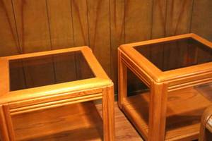 lot 99 image: Two Matching Oak End Tables with Glass, in solid clean condition . Matches item 98. 20T x 23L x 21W. (LR)