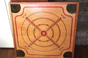 lot 102 image: Vintage Carrom Game Board - makes great wall art in game room - 27 x 27. (LR)