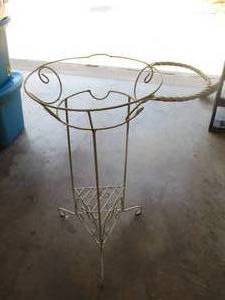 lot 196 image: Planter Holders (GAR)