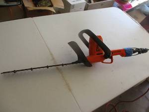 lot 209 image: Electric Hedge Trimmers - powers on (GAR)