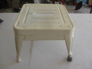 lot 214 image: Metal Step Stool (GAR)