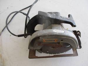 lot 218 image: Sears 7in Circular Saw - powers on (GAR)