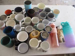lot 242 image: Box lot of mugs (GAR)