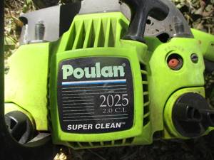 lot 260 image: Poulan Gas 2025 2.0 CL Chain Saw (GAR) - untested