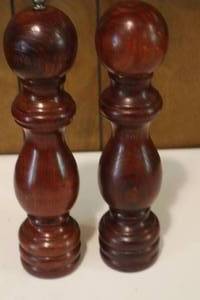 lot 113 image: Catalina Salt and Pepper Set - very nice appear new - 11T. (LR)