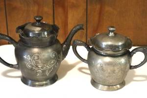 lot 114 image: Columbia Silver Co. Cream and Pitcher - Pattern 01 - Quadruple Platted. - has small dent see pic - (LR)