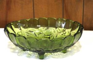lot 123 image: Indiana Harvest Grape Green Glass Footed Bowl - no chips or cracks (LR)