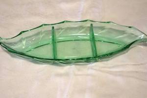 lot 126 image: Heisey Moongleam Green - 3 section condiment dish - 13L. (LR)