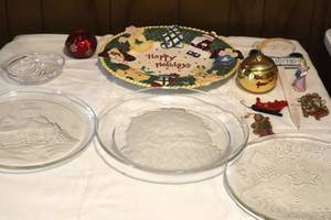 lot 132 image: Holiday Platters and Decor - (LR)