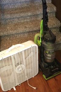 lot 297 image: Eureka Vacuum and Box Fan - missing knob (LR)