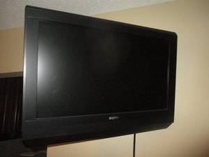 lot 270 image: Sanyo Tv with Bracket and Remote - 26in - working condition (UP)