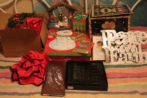 lot 309 image: Holiday Decor Items (up)
