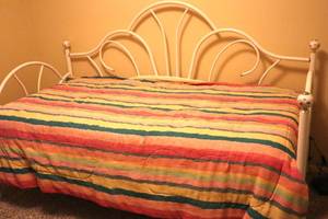 lot 314 image: Metal Daybed - nice clean condition