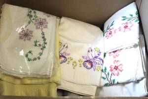 lot 321 image: Nice Lot of Vintage Pillow Cases and Sheets - clean nice condition (up)