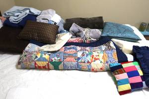 lot 327 image: Blankets, Pillows and Heating Pads all in clean condition (up)