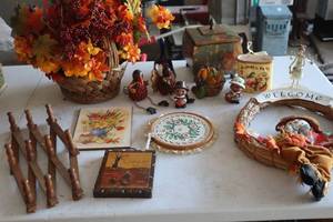 lot 334 image: Fall decor items - (up)