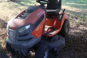 Husqvarna YTH2246 Riding Lawn Mower - 46in deck , 22 HSP, B Twin Engine - Briggs Stratton - running working condition - See video and all pictures.