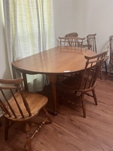 lot 149 image: Vintage Maple Dinning Table 54in, includes 2 captain chairs, 4 spindle back chairs and extra non-matching. Two extra leaves (9in ea) and table pad.