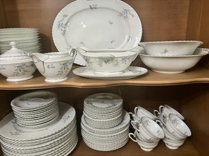 lot 150 image: Beautiful Set of Franconia - Germany - Laurel Oak Pattern China Set - no chips or cracks. (DR)