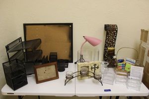 lot 10 image: Office and desk supplies and dcor