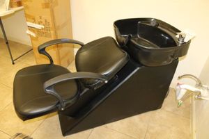 lot 3 image: Salon shampoo lounge chair