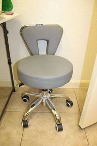 lot 16 image: Salon grey stool - short rolling pedicure chair
