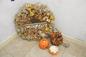 lot 21 image: Fall Thanksgiving decorations