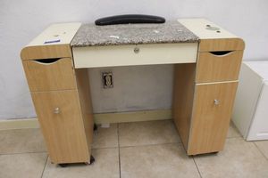 lot 22 image: Rolling salon desk