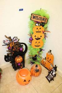 lot 33 image: Halloween decorations