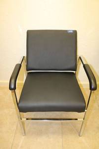 lot 35 image: Salon reclining shampoo chair