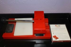 lot 99 image: Sizzix Die-Cutter - red die cutter machine
