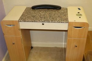 lot 44 image: Salon nail rolling work table